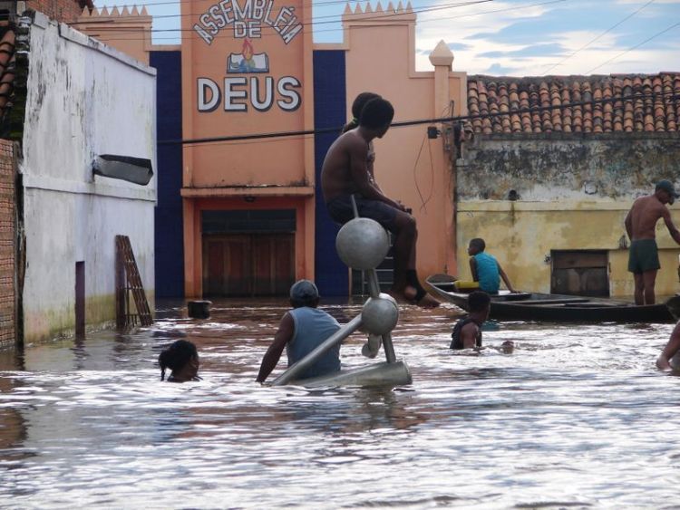 Floods leave 186000 homeless, Brazil