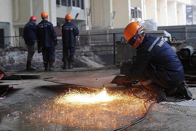 Renovation work at the Sayan-Shushenskaya GES, Russia